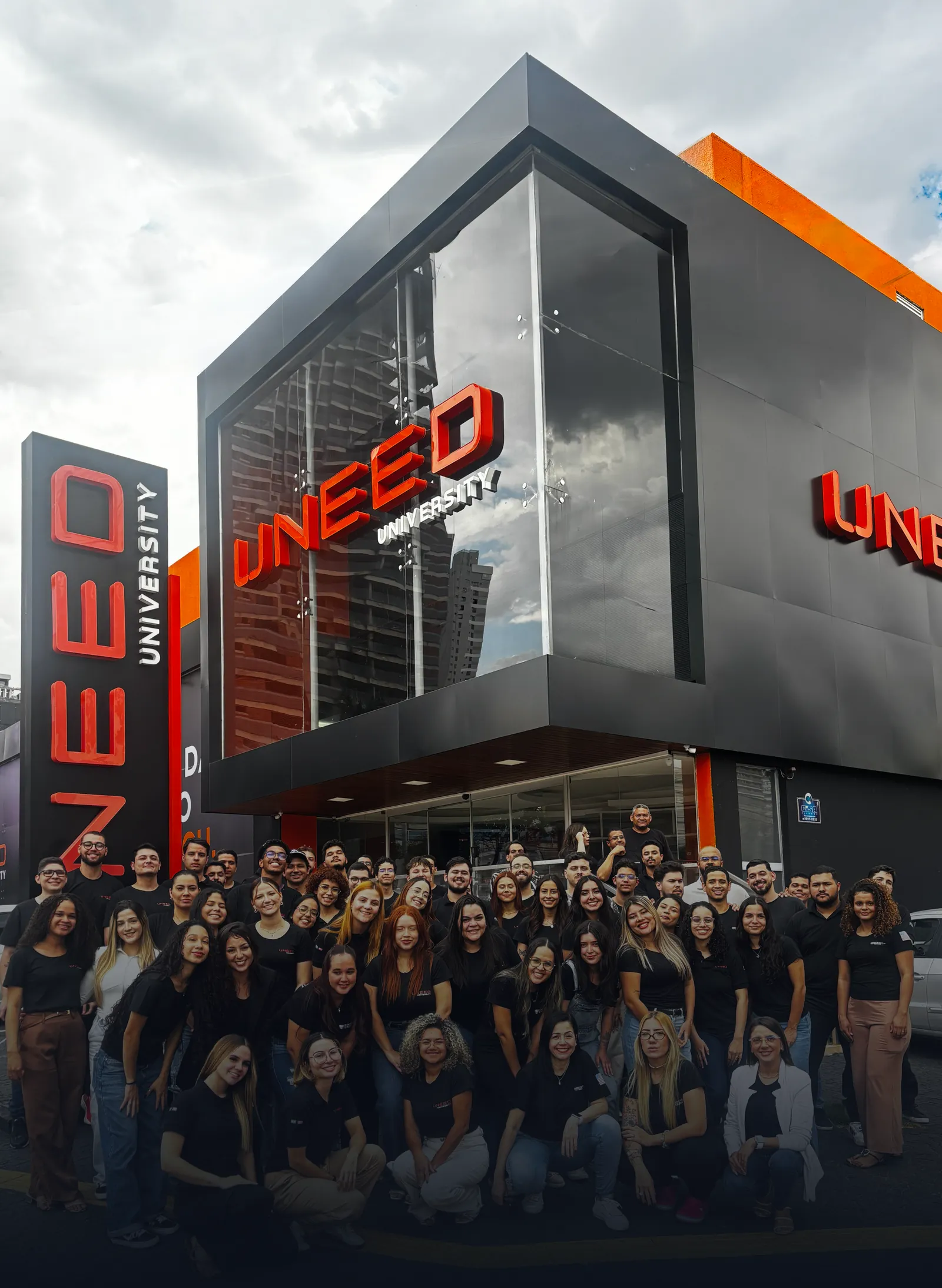 Equipe reunida em frente à sede